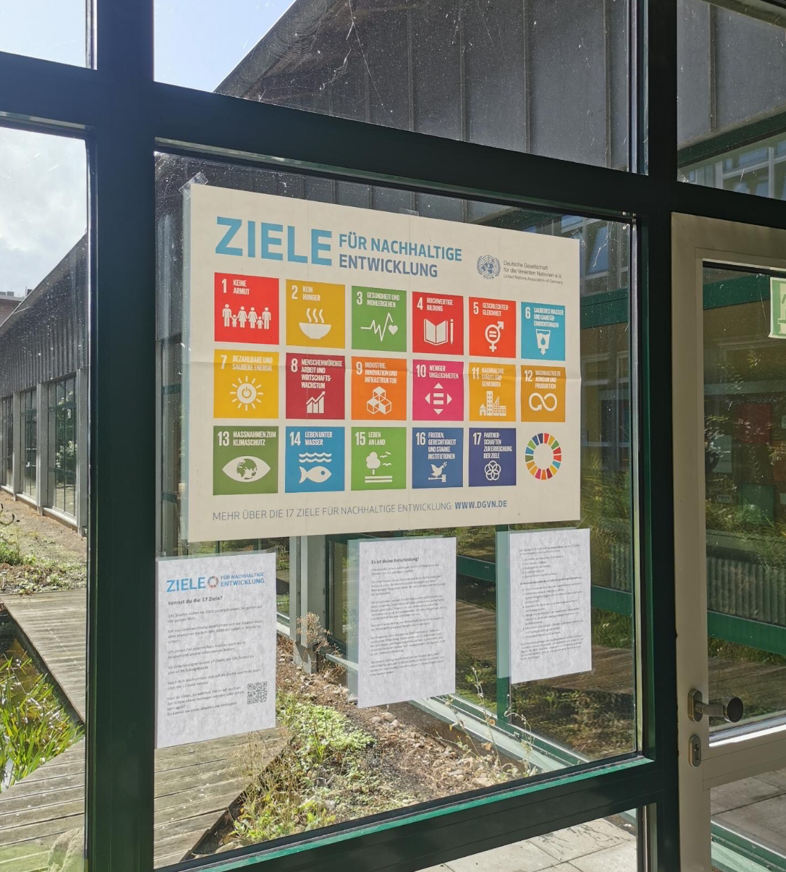 Plakat der SDGs mit Einleitungstext zur Rallye durch die Schule